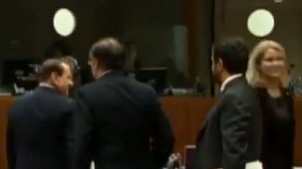 Berlusconi mirando el trasero de la primera ministra danesa. Foto: Youtube