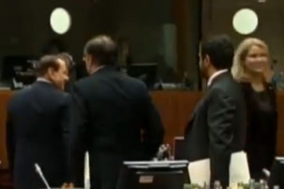 Berlusconi mirando el trasero de la primera ministra danesa. Foto: Youtube