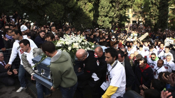 Familiares y amigos en el funeral de Marco Simoncelli. Foto: EFE.