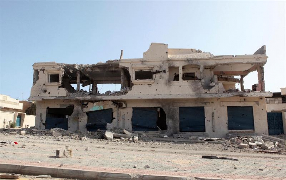 Daños materiales tras un bombardeo en Libia