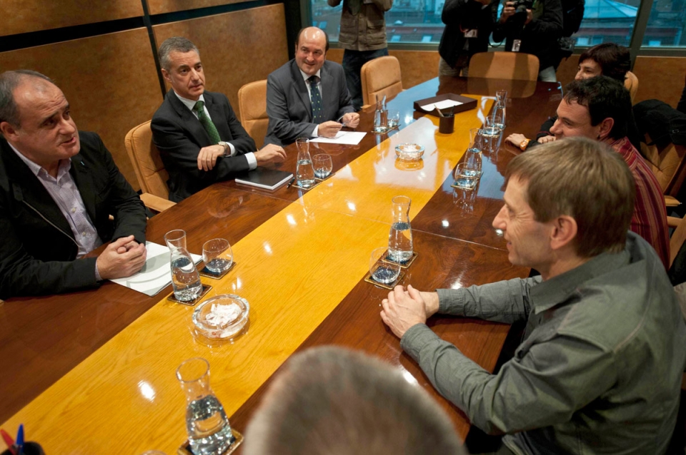 Imagen de la reunión mantenida entre el PNV y la izquierda abertzale. Foto: EFE