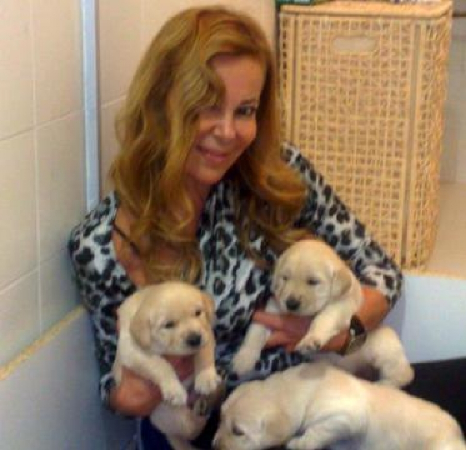 Ana Obregón con sus nuevos cachorros. Foto: Twitter Ana Obregón