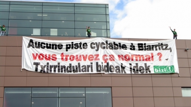 Bizi revendique des aménagements cyclables au salon de l'auto de Biarritz. Photo : bizimugi