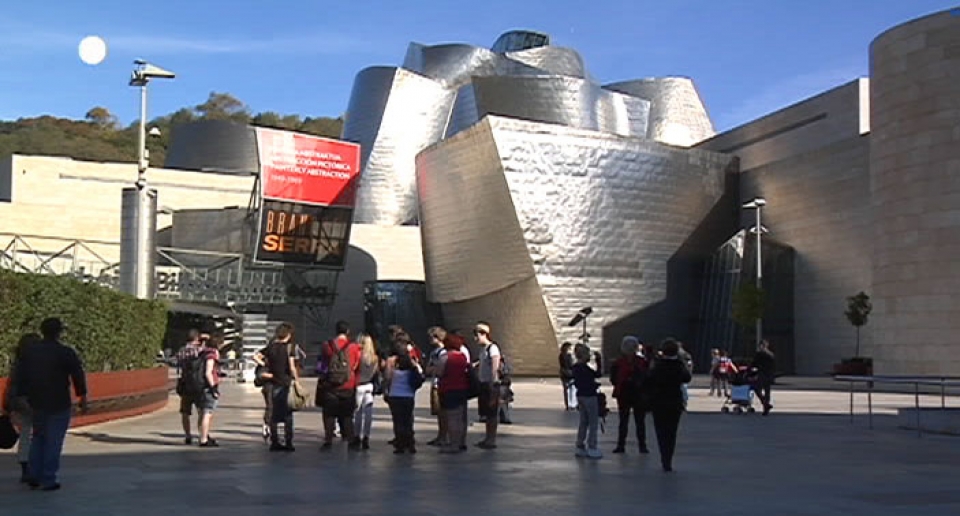 Guggenheim Bilbao museoa turisten helmugetako bat da