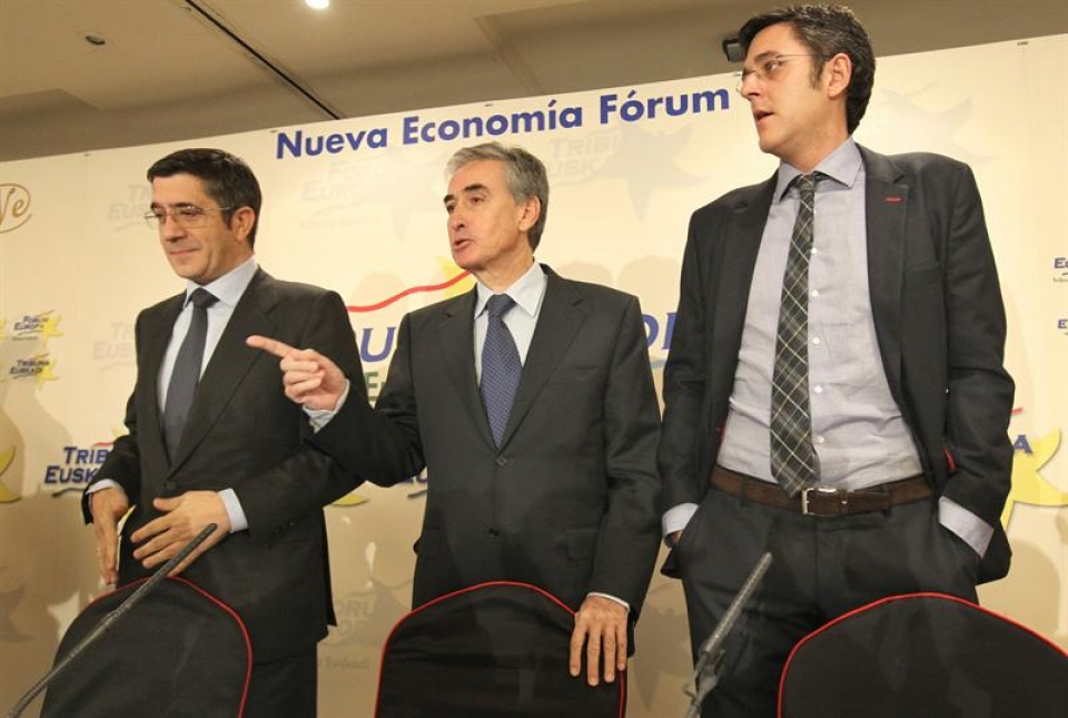Patxi Lopez (ezkerrean) eta Eduardo Madina (eskuinean), Rubalcaba ordezkatzeko faboritoak. EFE