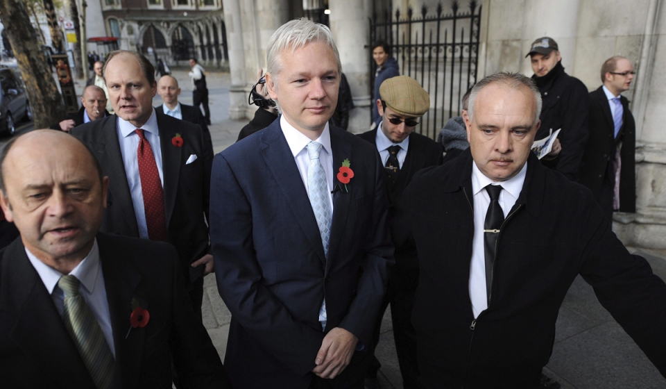 Julian Assange Wikileakseko fundatzailea auzitegira heldu den unean. Argazkia: EFE