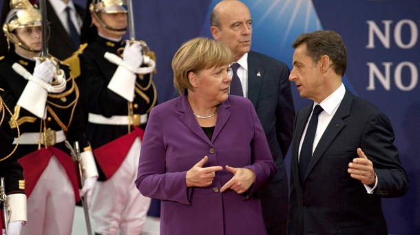 Angela Merkel y Nicolas Sarkozy dialogan en una imagen de archivo. EFE