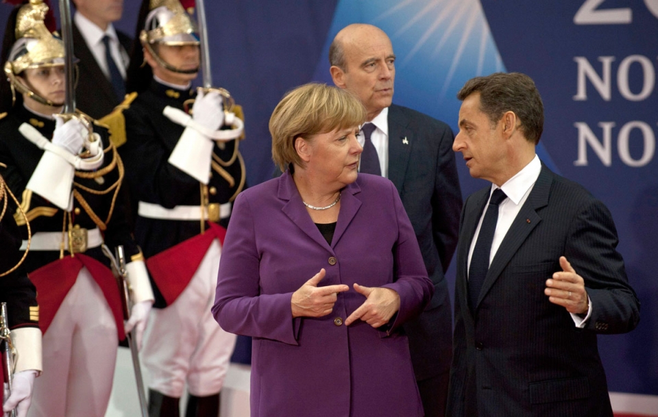 Angela Merkel y Nicolas Sarkozy dialogan en una imagen de archivo. EFE