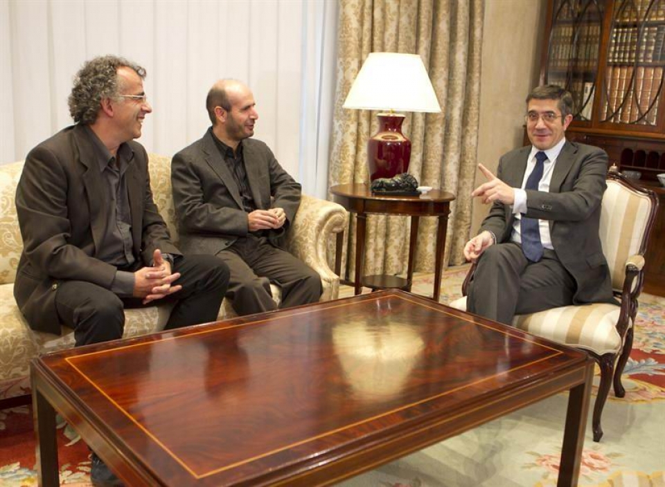 Patxi López con los responsables de Gesto Por La Paz, Fabián Laespada y Jesús Herrero. Foto: EFE