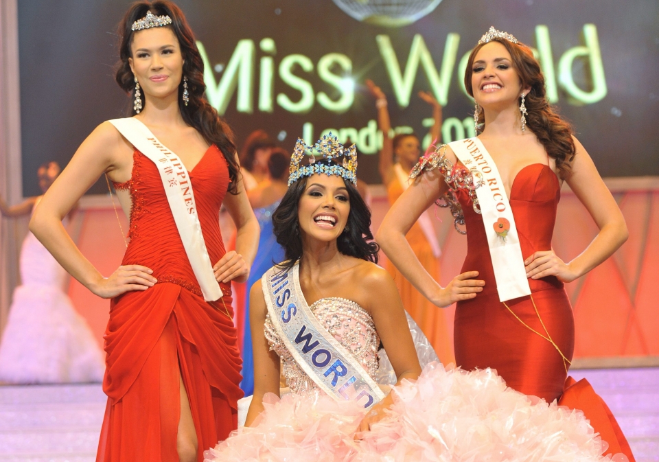 La nueva Miss Mundo posa junto a sus damas de honor. Foto: EFE