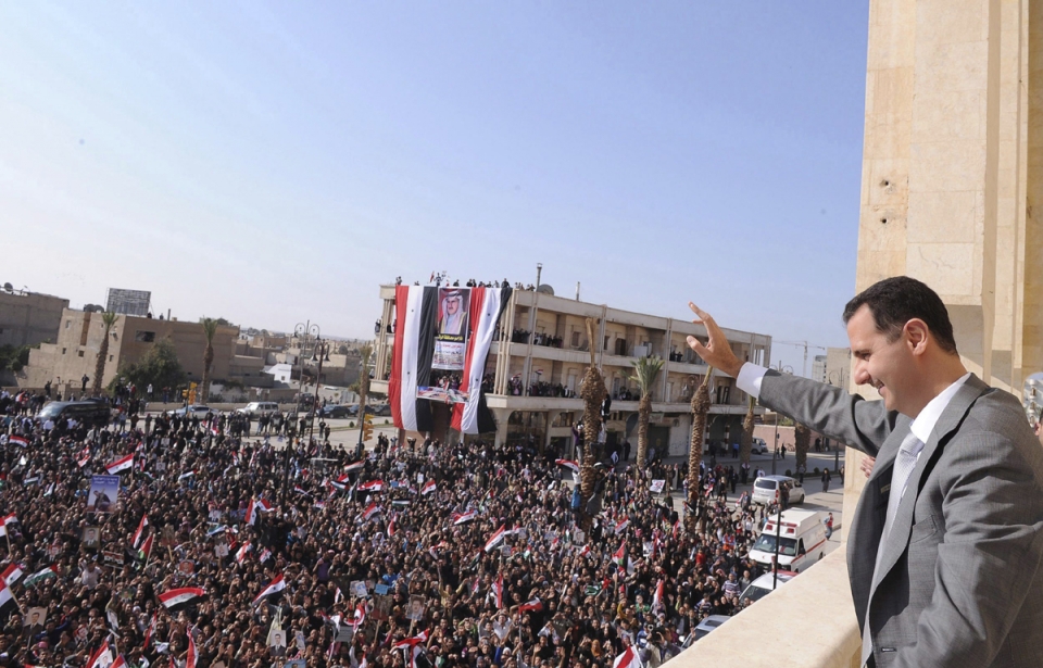 El presidente sirio Bachar al Asad saluda a sus seguidores. Foto: EFE