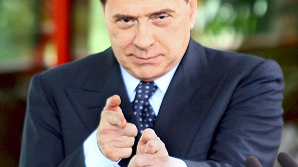 Berlusconi simula disparar en 2008 a una periodista rusa que había realizado una pregunta incómoda