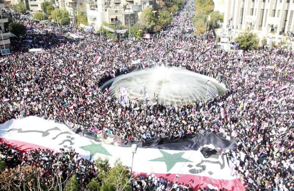 Milaka manifestatzaile Damaskoko plazan, Sirian. Argazkia: EFE