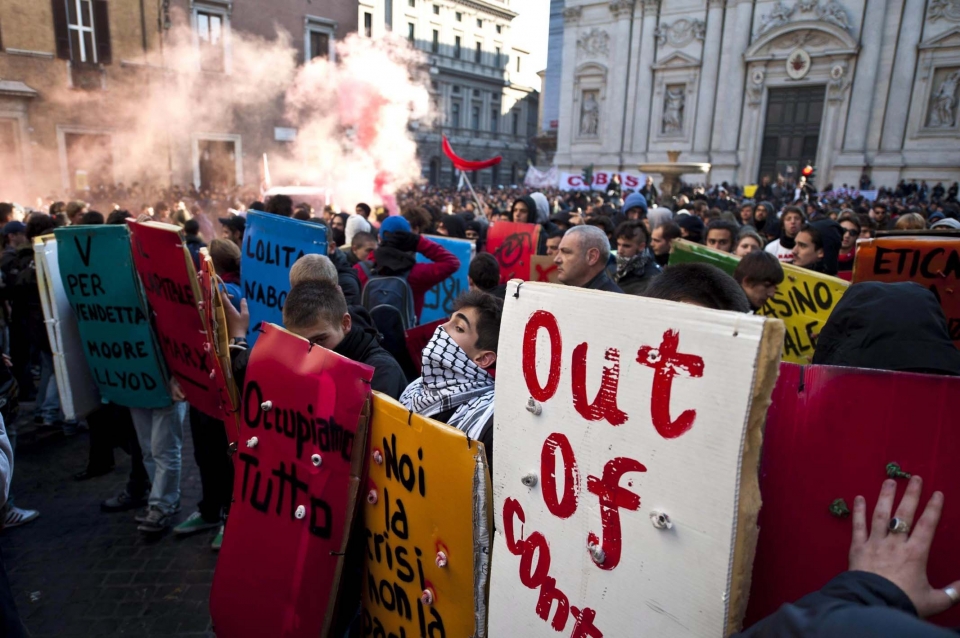 Estudiantes y sindicatos protestan en 60 ciudades de Italia