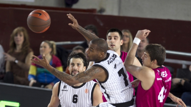 Aaron Jackson en el derbi vasco. Foto: EFE.