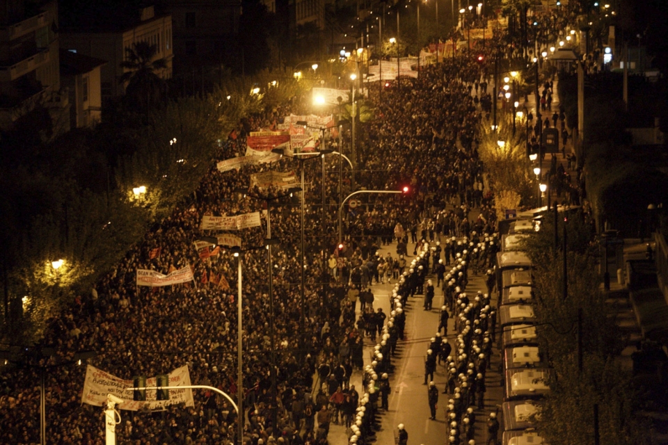 Miles de griegos marchan frente a la embajada estadounidense en Atenas