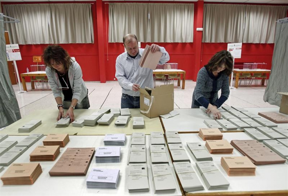 Colocación de urnas y papeletas. Foto: EFE