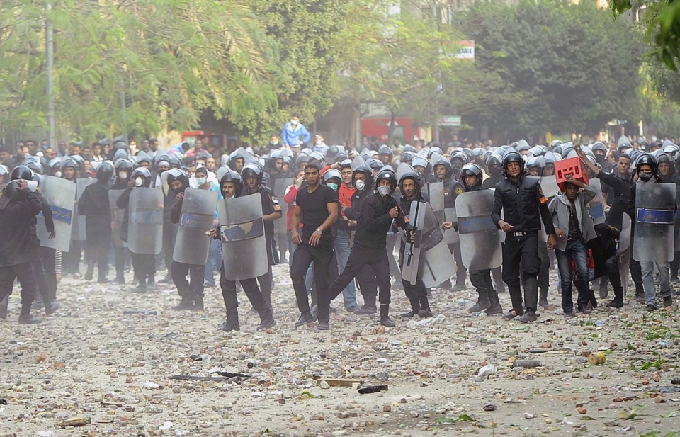 Duros enfrentamientos entre la Policía y manifestantes, en El Cairo. Foto: EFE
