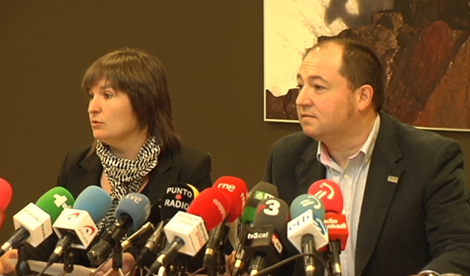 Pernando Barrena y Maribi Ugarteburu, en una rueda de prensa en Donostia. Foto: EITB