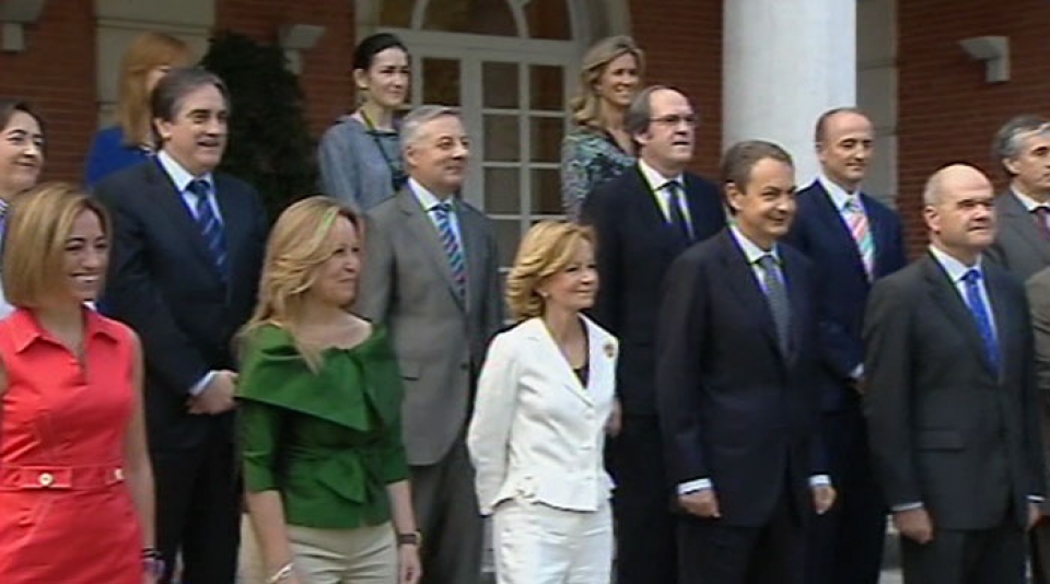 Zapatero, junto a sus ministros en la escalinata de la Moncloa. EITB