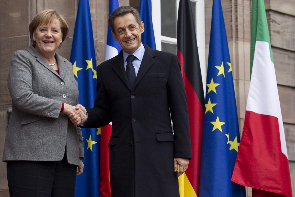 Sarkozy y Merkel reconocen que si Italia cae 'sería el final del euro'