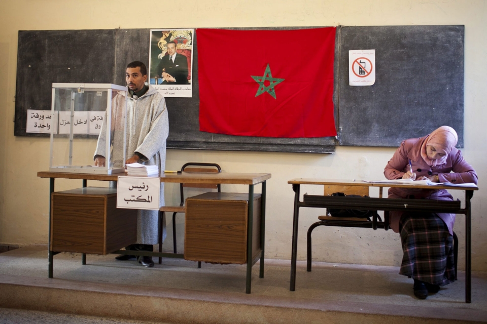 Los encargados de un colegio electoral en el centro de Rabat