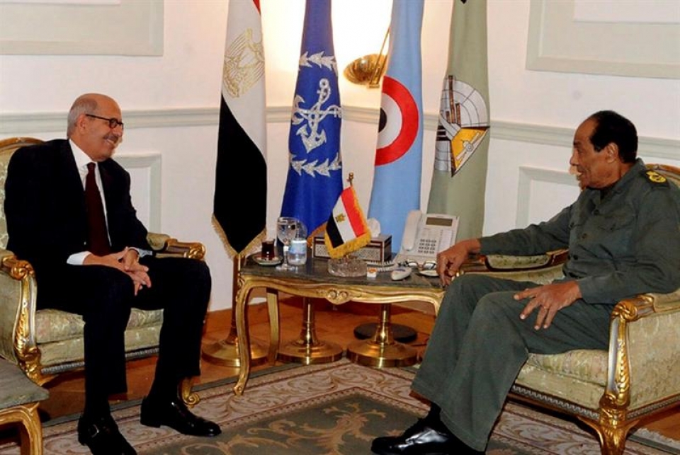 El jefe de la Junta Militar de Egipto reunido con Mohammed El-Baradei. Foto: EFE