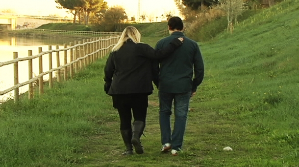 Una pareja pasea por un parque. Foto: EITB