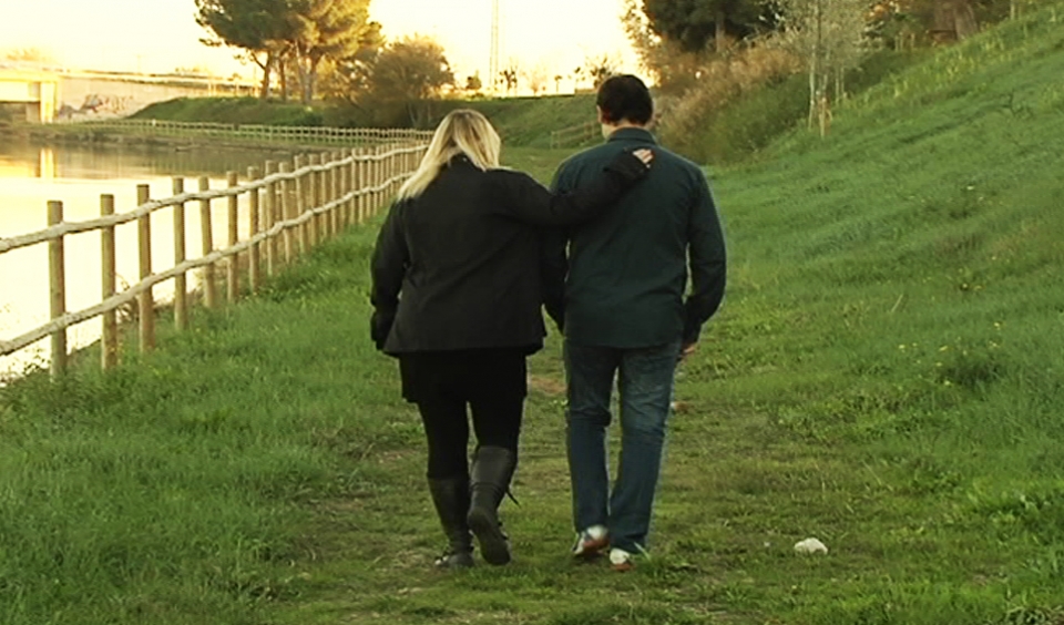 Una pareja pasea por un parque. Foto: EITB