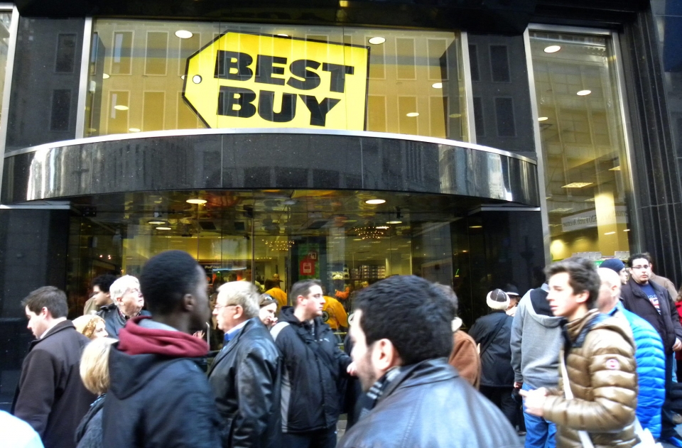 Personas alrededor de una tienda en Nueva York, durante el 'Black Friday'. Foto: EFE