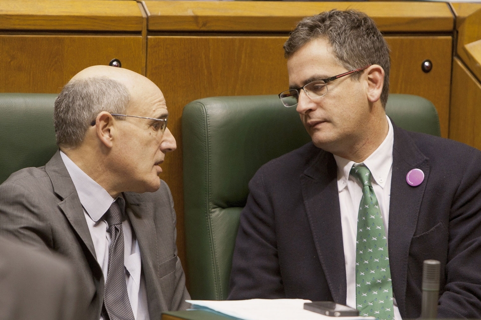El consejero vasco de Sanidad, Rafael Bengoa, conversa con Basagoiti en el Parlamento Vasco