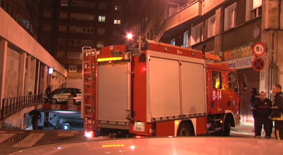 Cuatro heridos por inhalar humo en un incendio de un piso en Bilbao