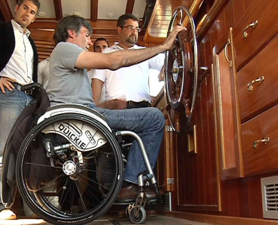 Una persona en silla de ruedas. 