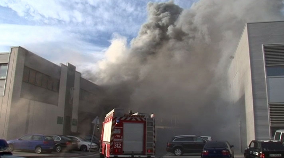 Un incendio calcina por completo la nave de la empresa Aerocad