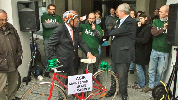 Le Maire de Biarritz reçoit en mains propres un vélo de la part du collectif basque Bizi
