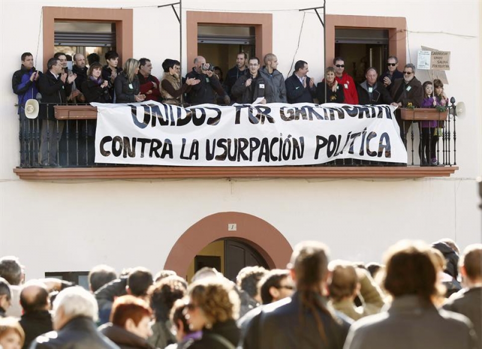 Manifestación en Garinoain en rechazo a la alcaldía de DNE. Foto: Efe