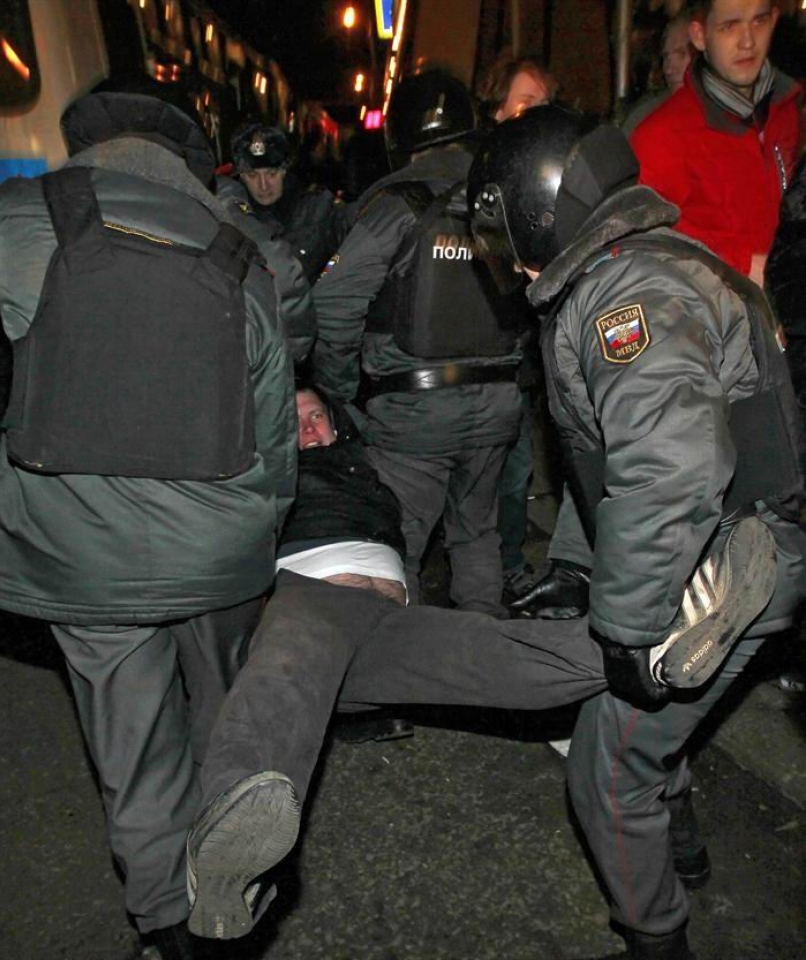 Policías detienen a uno de los participantes en la manifestación. EFE