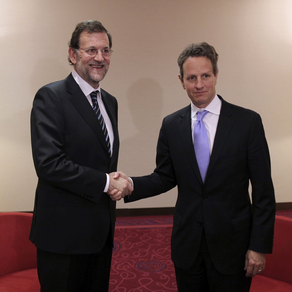 El secretario del Tesoro estadounidense, Timothy Geithner, y el líder del PP, Mariano Rajoy