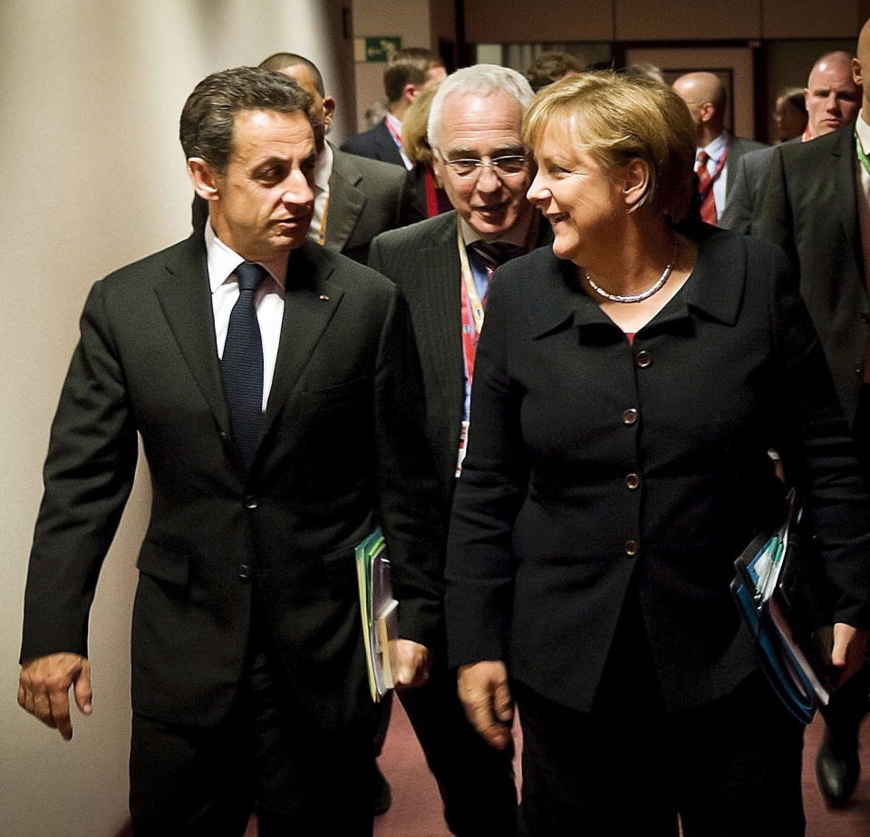 Sarkozy y Merkel acuden juntos a la reunión.