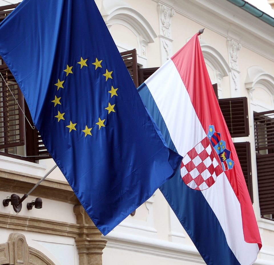 Banderas de la UE y Croacia ondean en un edificio gubernamental de Zagreb. Foto: EFE