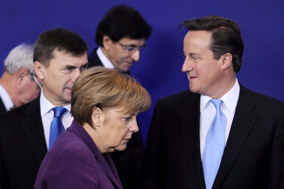 Sarkozy y Merkel acuden juntos a la reunión.