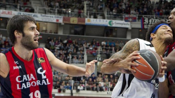 San Emeterio ante Washington. Foto: EFE