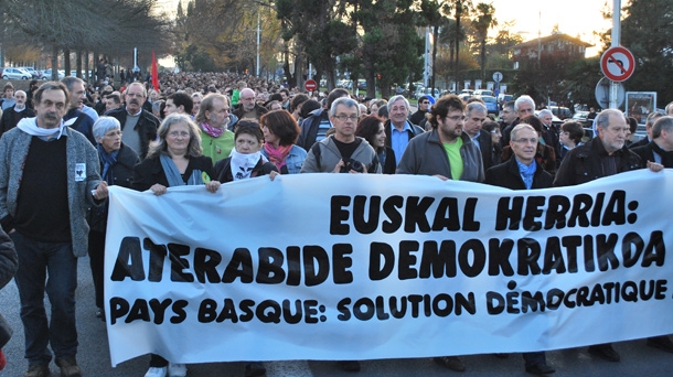 Cerca de 4.000 personas se han reunido en las calles de Bayona. Foto: EITB.