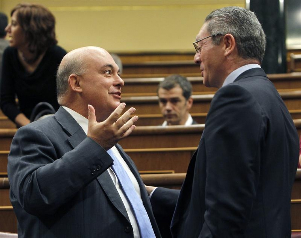 Emilio Olabarria, junto al ministro Alberto Ruiz-Gallardón en el Congreso. EFE