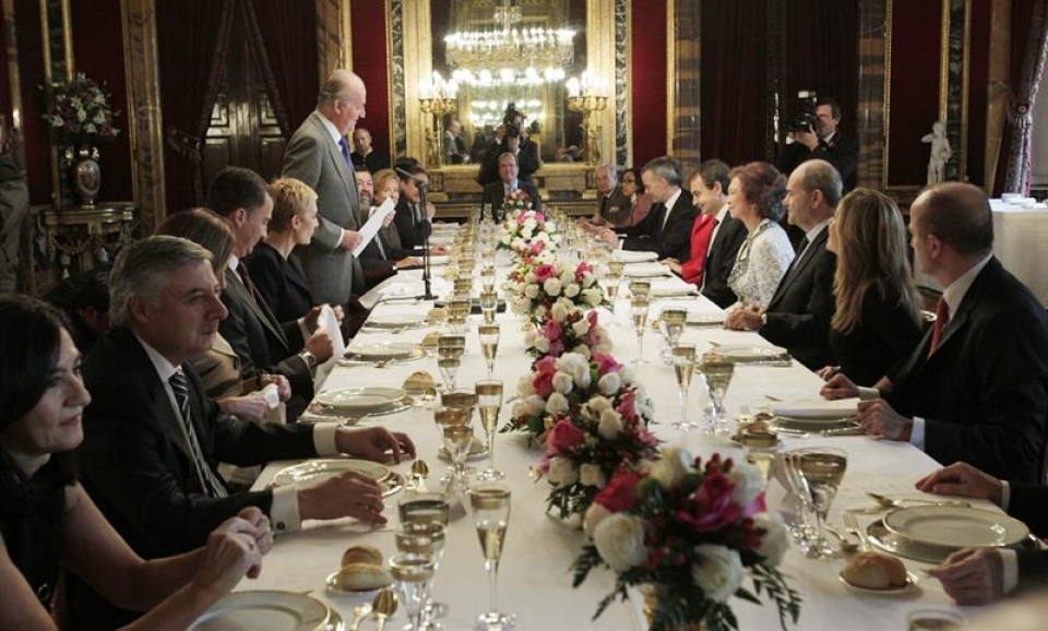 El rey celebró ayer un almuerzo de despedida del Gobierno en funciones. EFE