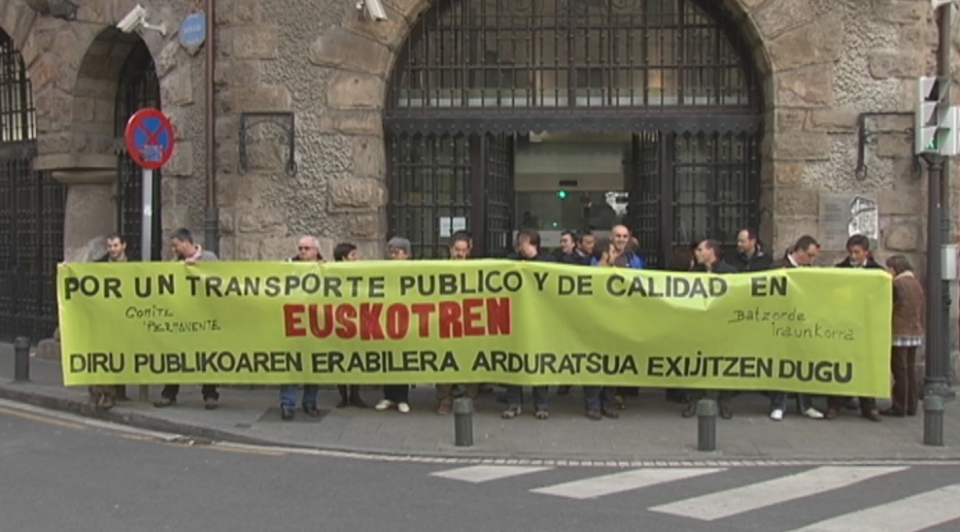 Protesta de los trabajadores en la estación de Atxuri. EITB