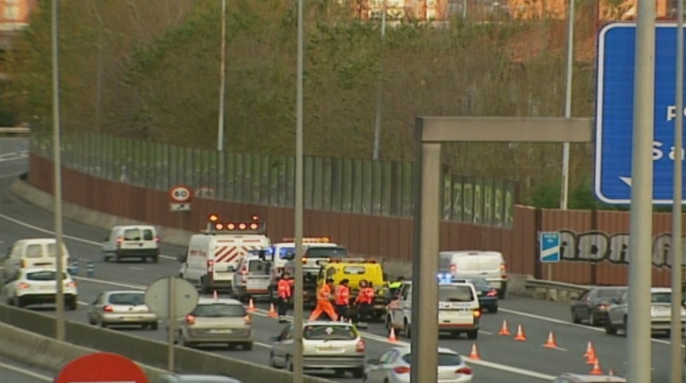 Colisión entre seis vehículos en la A-8 en Barakaldo. Foto: EITB