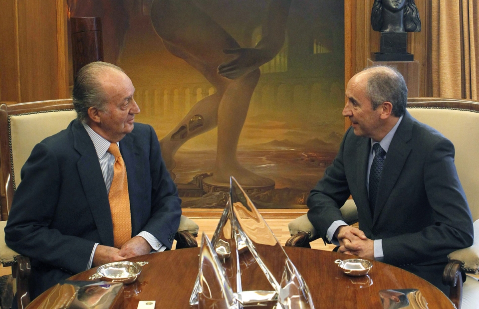 El rey Juan Carlos charla con el diputado del PNV Josu Erkoreka en la Zarzuela. EFE
