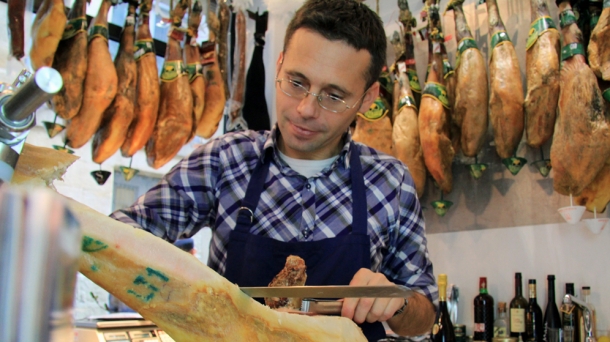 Sylvain Foucaud cutting a ham Photo: Rahel Schnuriger