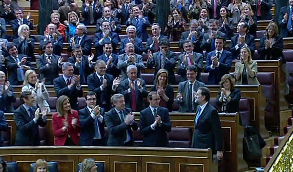 Rajoy, ministroak izan litezkeenez inguratuta.